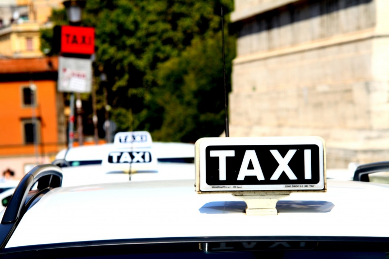 taxis-VALDEROURE-min_taxi_auto_rome_road_white-1051610